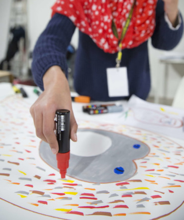 Gants de ménage décorés au marqueur Posca - Idées conseils et tuto Activité  manuelle enfant