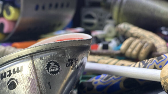 MÖKA artiste street art — bombe de peinture recyclée customisée au marqueur POSCA