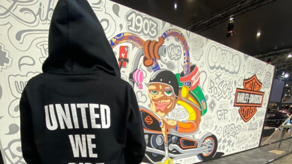 Fresque terminée de MÖKA sur le stand Harley-Davidson avec marqueurs POSCA, Lyon 2026